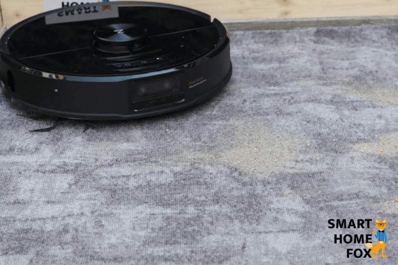 Roborock S6 MaxV пылесосит песок на ковре с коротким ворсом